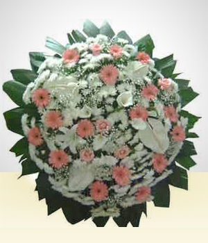 Coroa de Flores - Grberas, Copo de Leite, Crisntemo, Lrios e Gipsfila